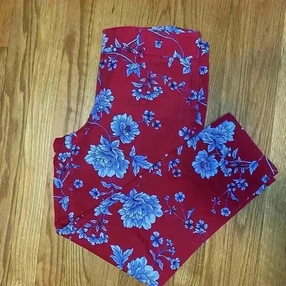 Roz & Ali  Women's Red Blue Floral‎ Flat Front Stretch Cropped Pants Size 6 - Picture 2 of 7